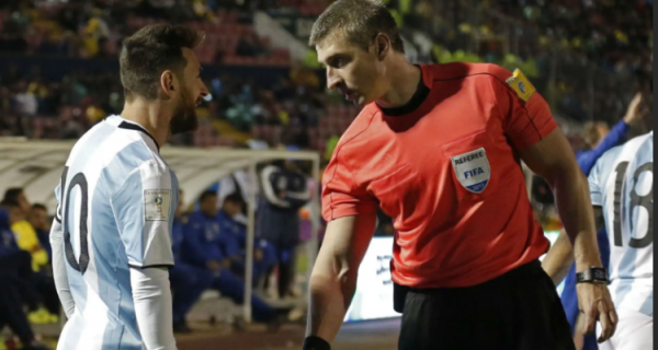 球員罰膩了罰同行？這位肌肉猛男裁判掏出了職業生涯第38張紅牌……