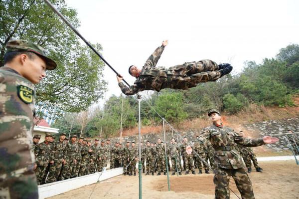 器械會操，看看誰是單雙槓高手