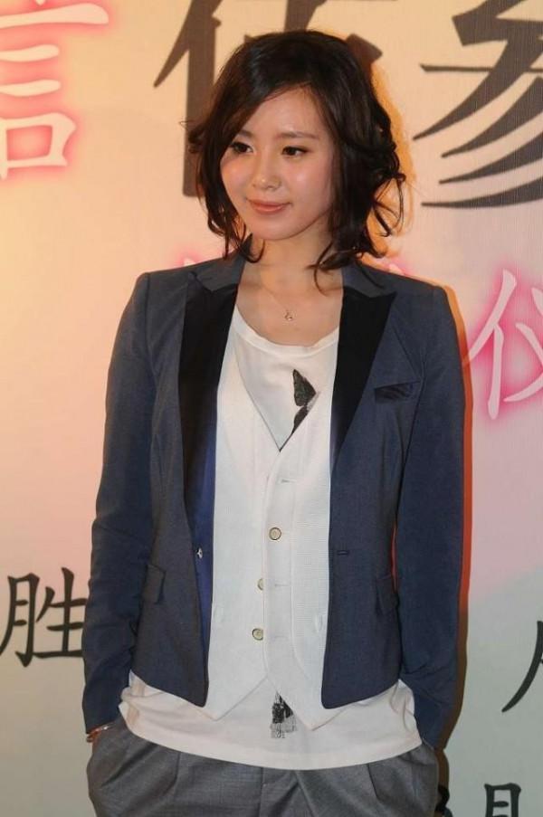 十年前的劉詩詩也太嫩了,感覺臉蛋能掐出水,穿灰色服裝還挺文藝 十年前的劉詩詩也太嫩了,感覺臉蛋能掐出水,穿灰色服裝還挺文藝