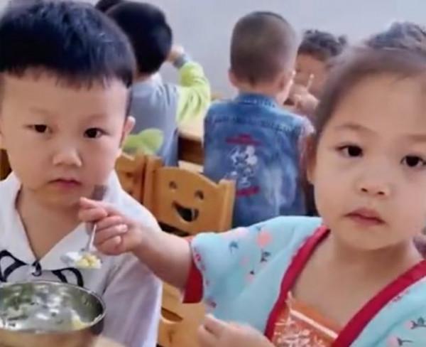 四川一幼兒園小男孩吃飯很慢,女孩主動給他餵飯,動作熟練又可愛 四川一幼兒園小男孩吃飯很慢,女孩主動給他餵飯,動作熟練又可愛