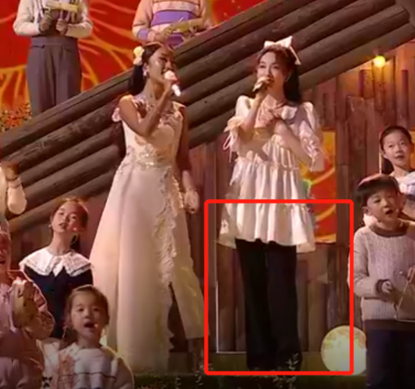 “南北”雙臺跨年：唐嫣美豔、王鷗搶鏡，楊冪眼妝像“發光眼屎”