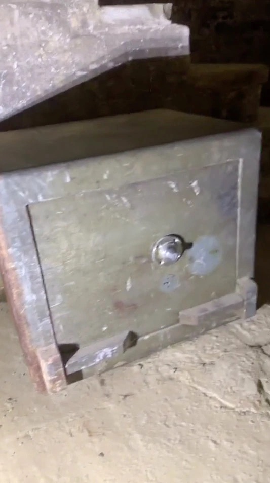 英國男子住在五百年前的舊屋，拆開書架木板，發現後面藏有一房間