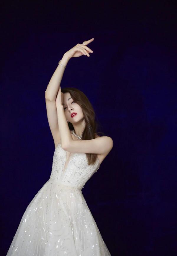 熱巴這身白色裙子好漂亮