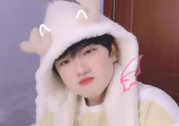 風小逸演繹硬漢版“吃個桃桃”,噁心程度再升級,網友:真不要臉 風小逸演繹硬漢版“吃個桃桃”,噁心程度再升級,網友:真不要臉