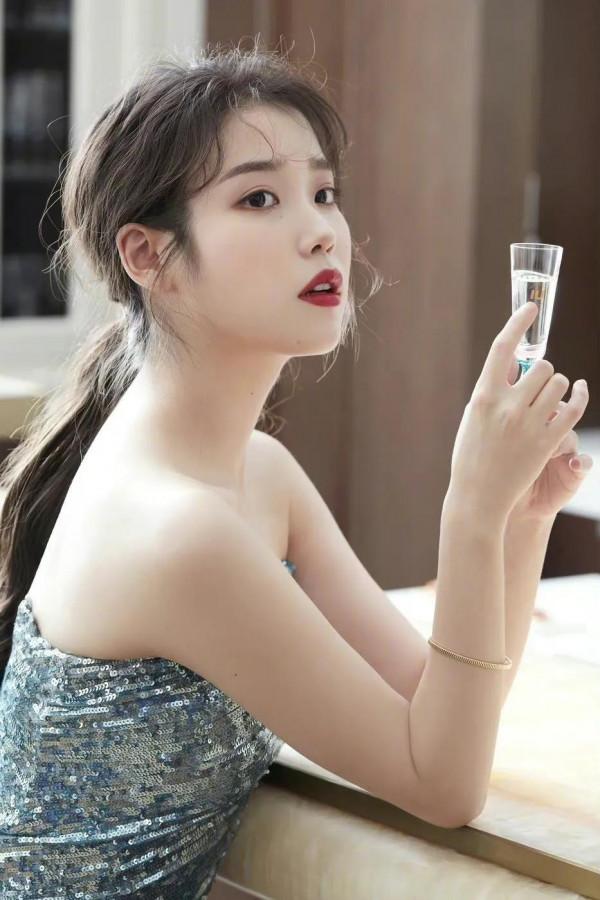 IU &ZeroWidthSpace;&ZeroWidthSpace;&ZeroWidthSpace;禮服太美了