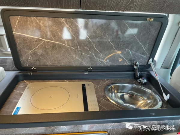 江鈴福特途睿歐升頂房車,不足5米卻能4人睡臥,還可進地庫 江鈴福特途睿歐升頂房車,不足5米卻能4人睡臥,還可進地庫