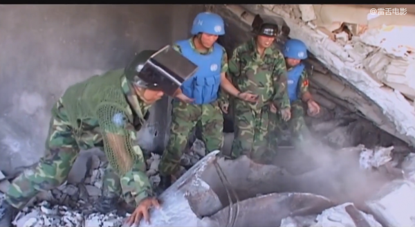 900斤炸彈落到平民區,當地警察不敢拆,中國軍人只用4天徹底拆除 900斤炸彈落到平民區,當地警察不敢拆,中國軍人只用4天徹底拆除