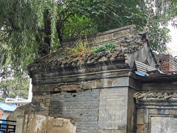 殘破不堪的延慶寺與一牆之隔的萬壽寺形成鮮明對比