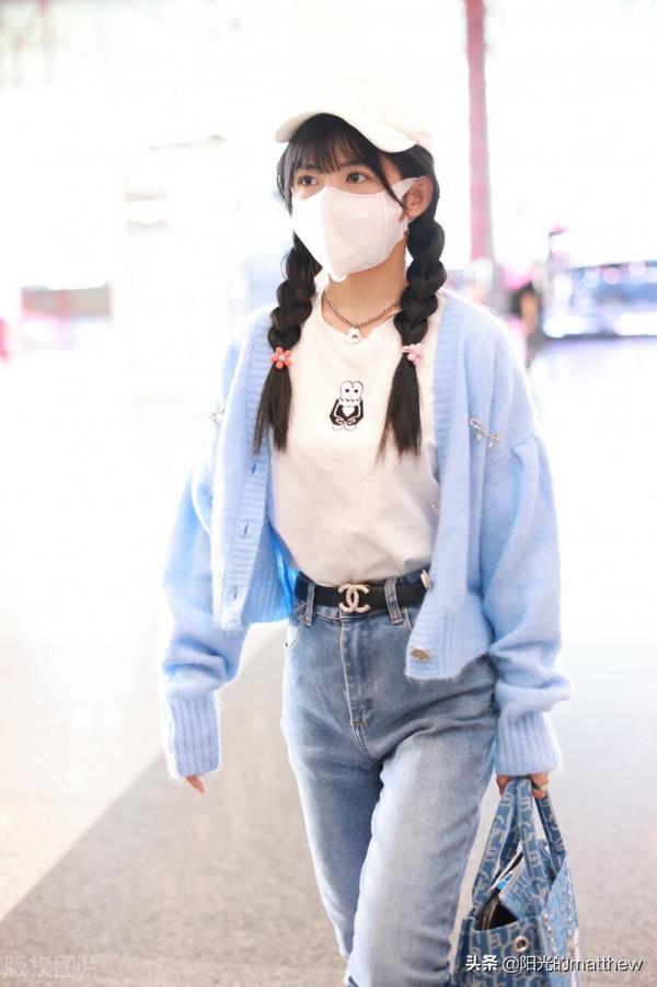 街拍:賴美雲藍色針織開衫+喇叭牛仔褲+印花手提包+腰帶可愛減齡 街拍:賴美雲藍色針織開衫+喇叭牛仔褲+印花手提包+腰帶可愛減齡