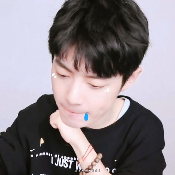 這是誰家的小可愛明明是小熊貓還沒睡好就被拉起來吃飯,你們壞懷 這是誰家的小可愛明明是小熊貓還沒睡好就被拉起來吃飯,你們壞懷