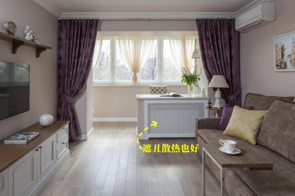 有點意思，客廳和陽臺之間砌矮牆，暖氣片藏在這裡，書桌也有了
