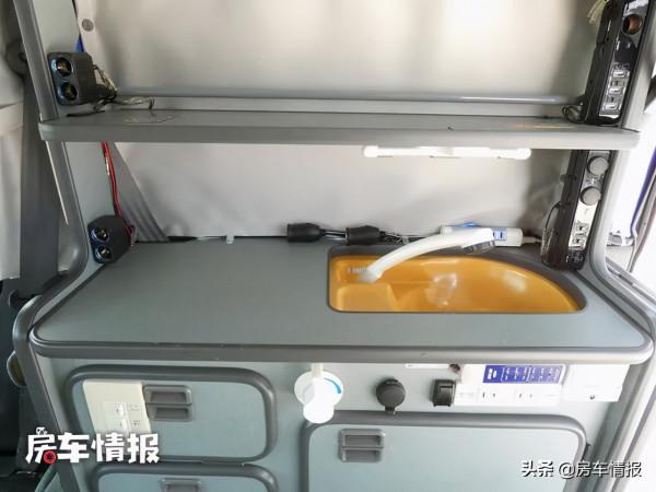 來看看本田袖珍底盤的房車,長度僅3.3米水電齊全能做飯,真巧妙 來看看本田袖珍底盤的房車,長度僅3.3米水電齊全能做飯,真巧妙