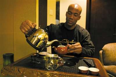 6位熱愛中國文化的外國名人，貝克漢姆女兒練毛筆字，馬布裡泡茶