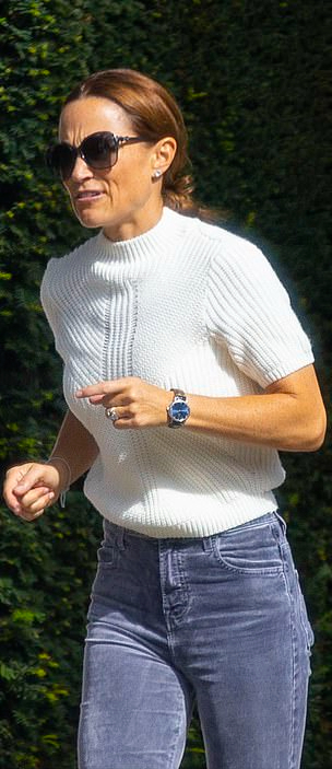 凱特妹妹出街終於變美！白毛衣配牛仔褲真減齡，可惜臉上皺紋顯老