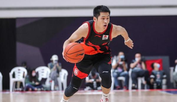 手腳並用！江蘇男籃“菜鳥”出場5分鐘累積兩次違體犯規