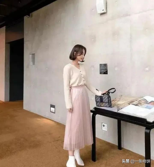 小個子女生冬天怎麼穿？毛線衣+裙子，選對了，顯高10釐米