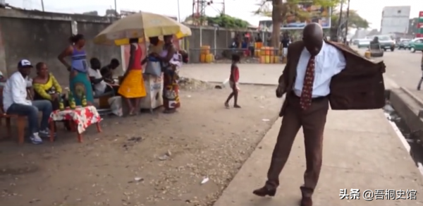 非洲的奇葩紳士，花半生工資買一件奢侈品名牌，只為在街上溜一圈