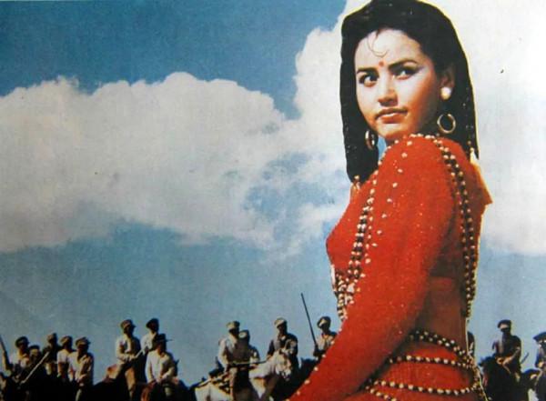 別硬演“異域美人”,有人翩翩起舞一眼萬年,有的還是把臉遮上吧 別硬演“異域美人”,有人翩翩起舞一眼萬年,有的還是把臉遮上吧