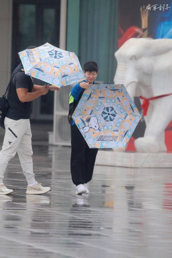 奧運冠軍孫穎莎，雨中撐傘被大風吹翻，表情逗趣反應可愛