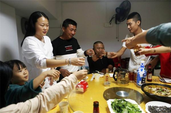 他身高1米2,結婚後幫2個弟弟娶媳婦,今一家10口住別墅不分家 他身高1米2,結婚後幫2個弟弟娶媳婦,今一家10口住別墅不分家