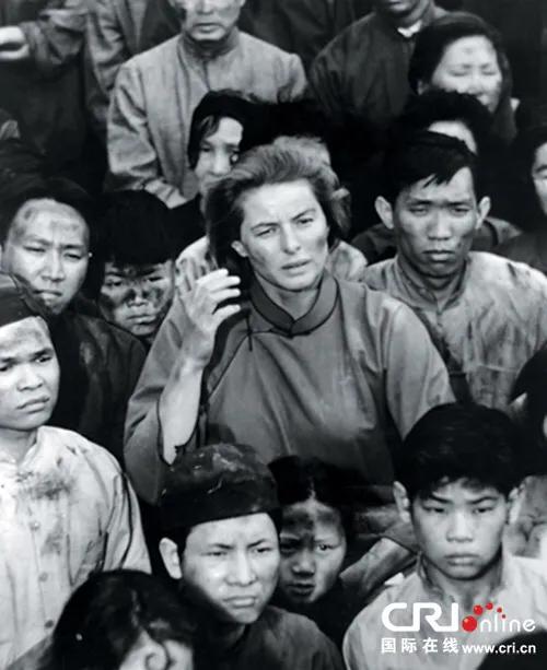 抗戰時期她從英國來到山西，救了一百多名孤兒。《六福客棧》