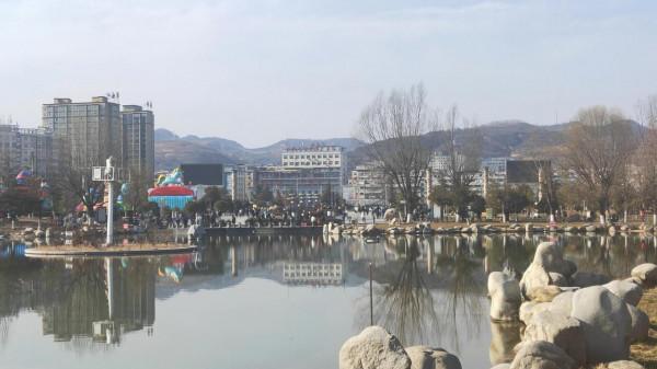 正月初三，洛水岸邊，豔陽高照