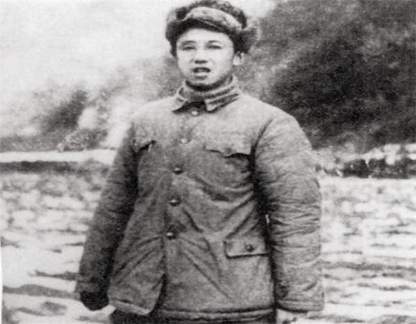 新四軍掉進日軍包圍圈，突然來兩人相救