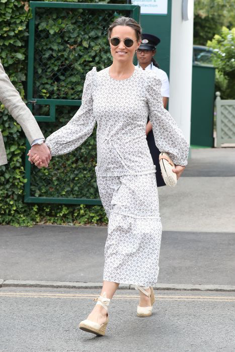 凱特妹妹的新造型好美！穿條紋衫不像38歲，直勾勾地盯著老公太甜