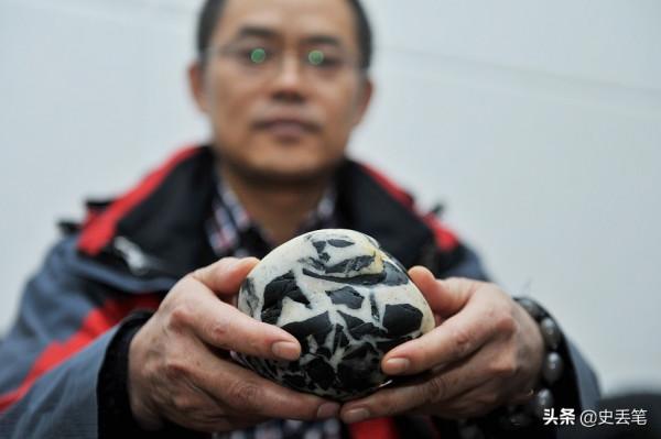 2015年他在新疆撿到一顆石頭,2個月後價格漲到120萬 2015年他在新疆撿到一顆石頭,2個月後價格漲到120萬