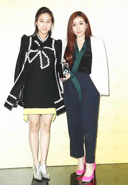 賭王最小女兒亮相，和奚夢瑤同框不怯場，清華學霸還是高顏值的