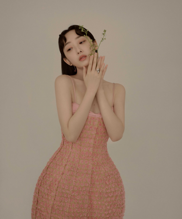 難怪能演“林黛玉”，蔣夢婕穿花苞吊帶裙出鏡，配長髮甜美柔弱