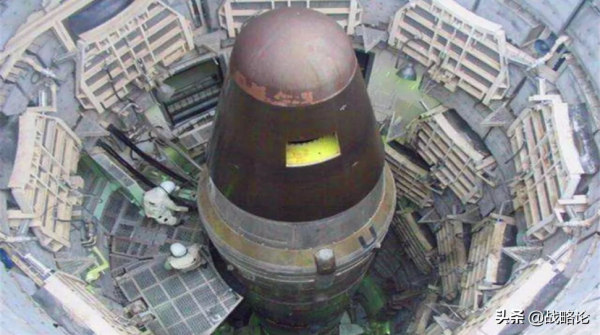 最近只20公里,10架美戰略轟炸機巡航俄邊境,展示強大核打擊能力 最近只20公里,10架美戰略轟炸機巡航俄邊境,展示強大核打擊能力