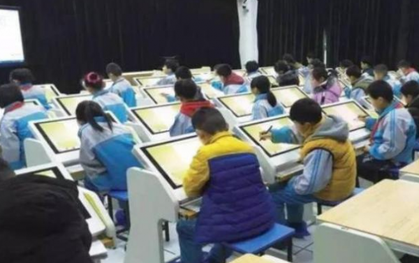 中小學改用“新課桌”,學生上課睡覺或成難題,家長終於能放心了 中小學改用“新課桌”,學生上課睡覺或成難題,家長終於能放心了