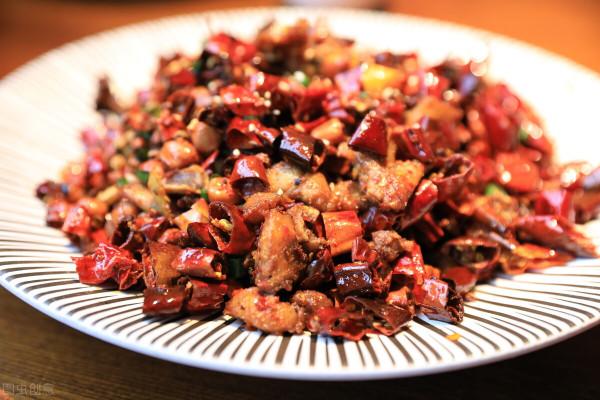 辣子雞的家常做法，簡單幾步，又香又酥，學會做給家人吃