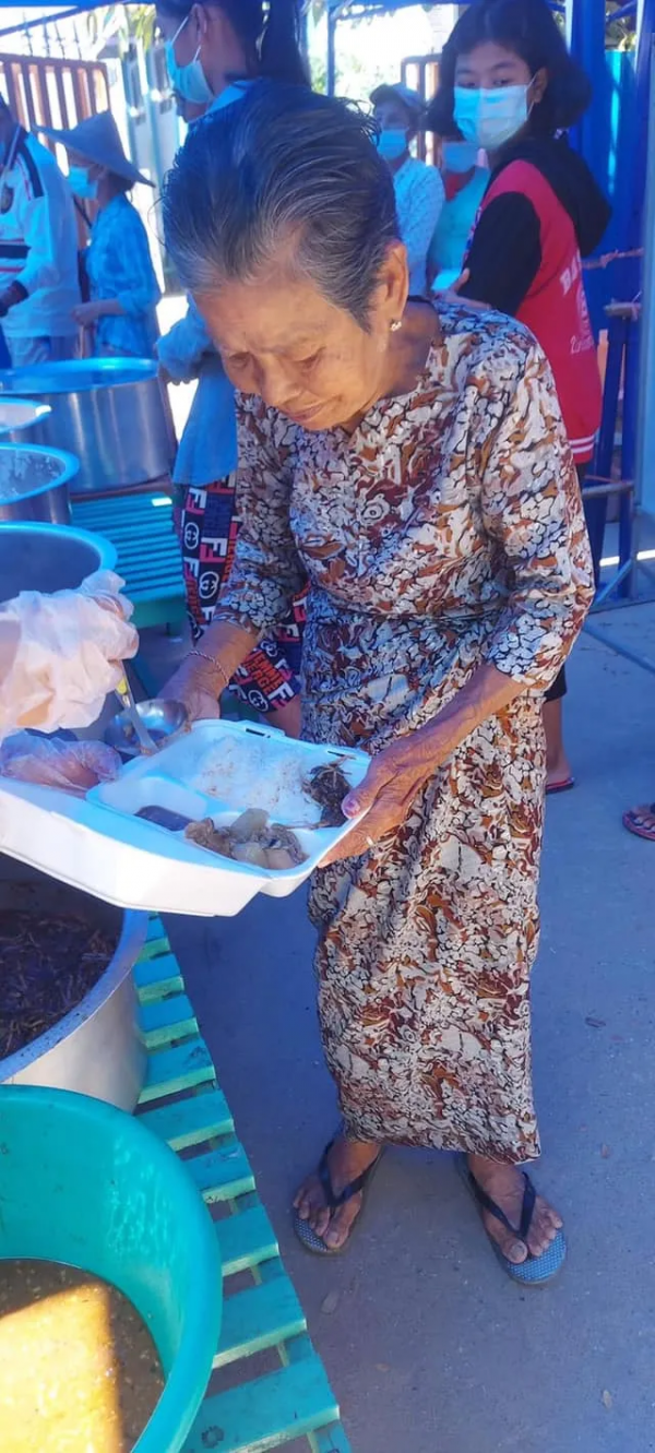 緬甸仰光、曼德勒、臘戌等多地街頭的這一幕幕，溫暖得讓人想哭