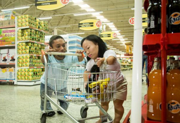 世界最矮夫妻，加起來不足2米，婚姻幸福卻略有遺憾：不敢要孩子