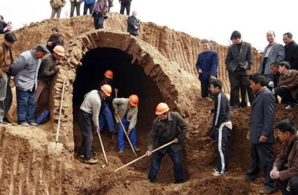 襄陽古墓出土曠世寶劍，劍上刻著10個銘文，令現場專家興奮