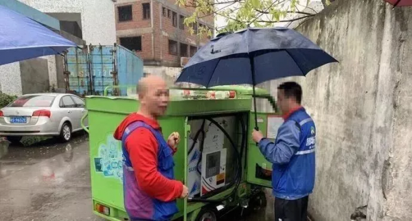 加個油，整這麼多散裝‘白酒’，可要害死個人