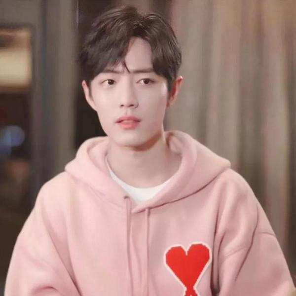 誰說粉色太“娘”？這13位粉衣造型又酷又颯，比女生還有氣質