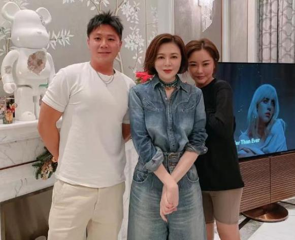 59歲關之琳近照曝光，面板鬆垮法令紋明顯，脖子上三圈珠寶搶鏡