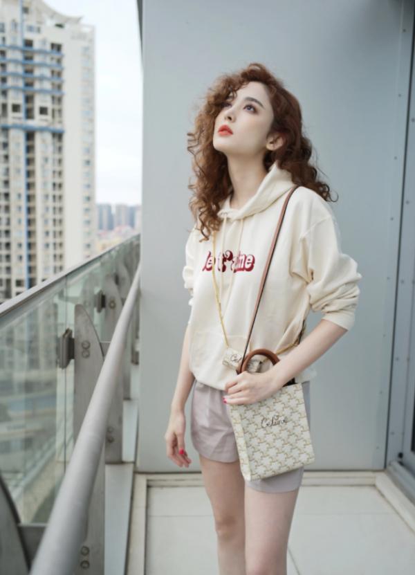 娜扎私服美照出爐，條紋套頭衫休閒簡便，公主頭髮型清靈可人