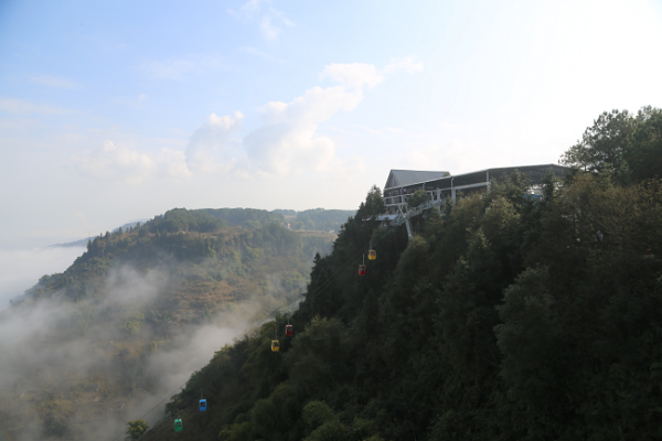 坐索道，觀雲海