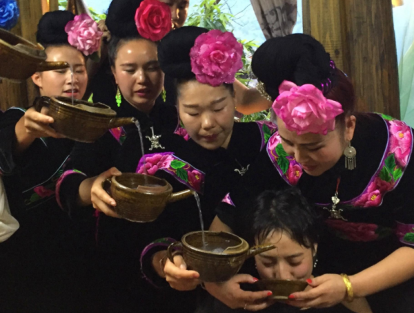 為何去苗寨旅遊，儘量別喝苗族姑娘的酒？當地導遊說出了實情