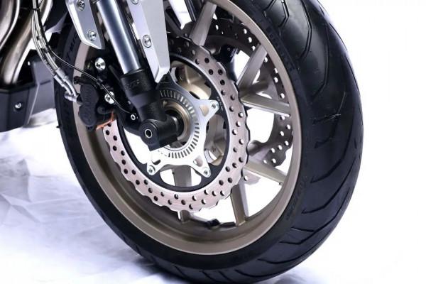 有單通道ABS的摩托車，應該如何剎車？是先前在後，還是前後並進