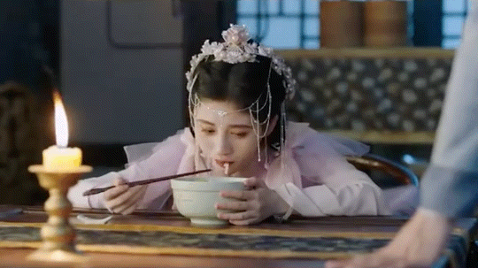 鞠婧禕新劇現騷操作！馬戴美瞳畫眼線，這女演員衣服裡露出個啥？