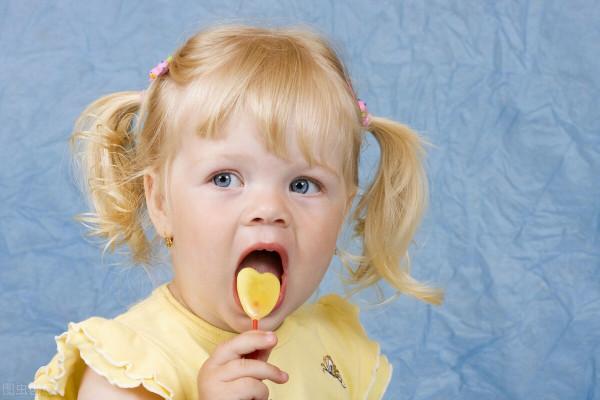 不追不喂、不吼不罵不妥協,怎麼讓孩子自己吃飯?“裝”就得了 不追不喂、不吼不罵不妥協,怎麼讓孩子自己吃飯?“裝”就得了