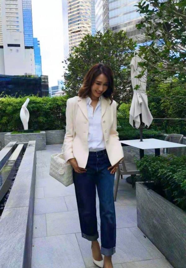 黎姿50歲生日宴排場大，一家8口大合影，她一襲長裙減齡又時尚