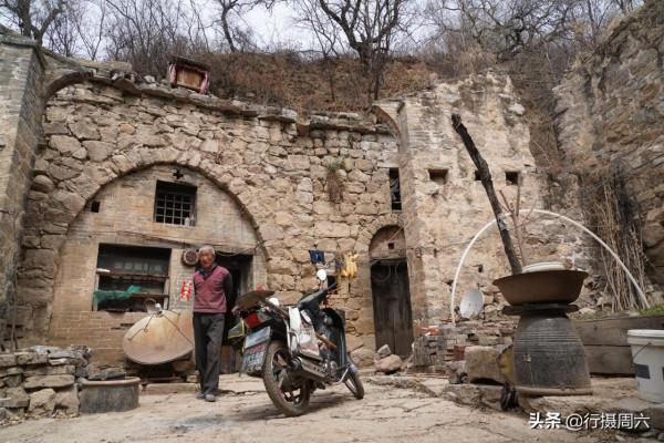 7旬大叔獨守500年古堡，1臺電視機用了30年，看他活成啥樣