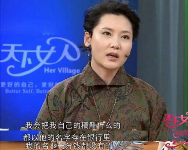演員何賽飛：父親為她終身未娶，和初戀結婚34年，婚姻狀況如何？