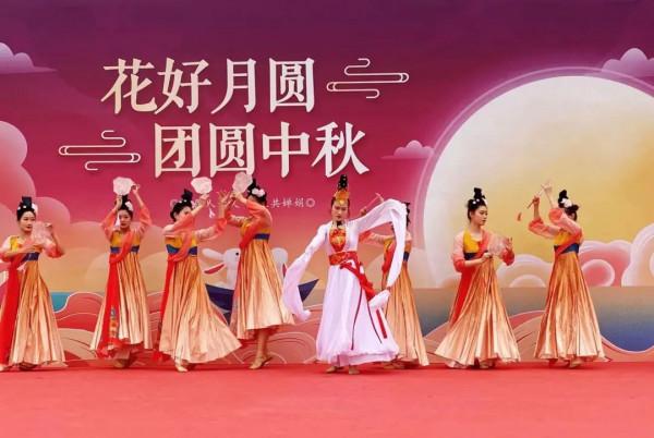 國風古韻 金秋遊園 漢服驚鴻 衣袂飄飄 國風古韻 金秋遊園 漢服驚鴻 衣袂飄飄